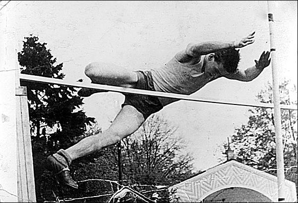 V mládí se věnoval skoku o tyči a snil o olympiádě.