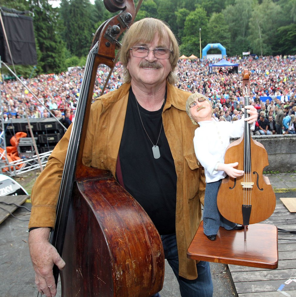 Karel Vágner přinesl na pódium největší hudební nástroj celé oslavy – basu, s níž doprovodil Hanu Zagorovou během slavné písně Hej, mistře basů.