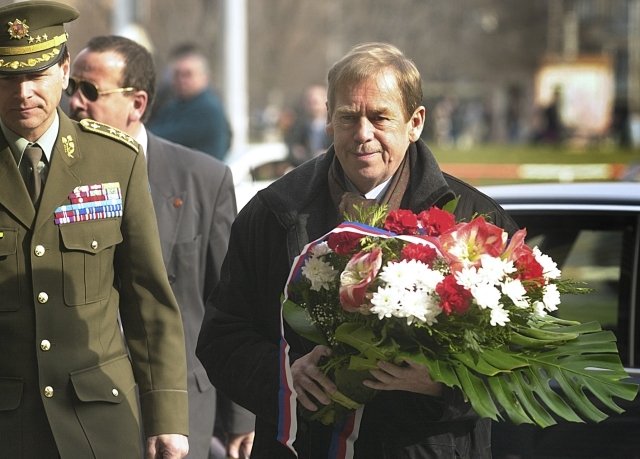 Někdejší český prezident Václav Havel nese věnec k pamětní desce na generála Heliodora Píku