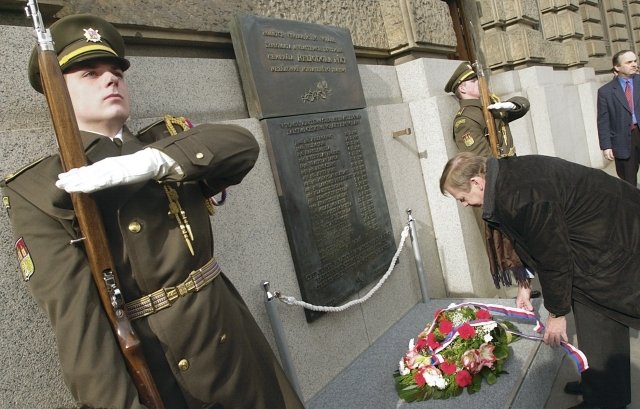 Václav Havel pokládá věnec k pamětní desce generála Píky, kterého in memoriam ocenil Štefánikovým metálem za boj za osvobození Československa od nacistů