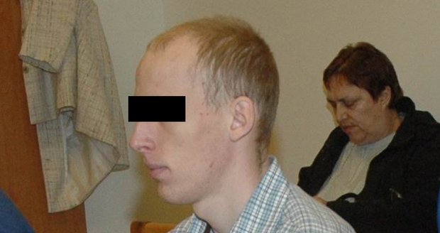 Karel Vávra (23) u Krajského soudu v Plzni.  