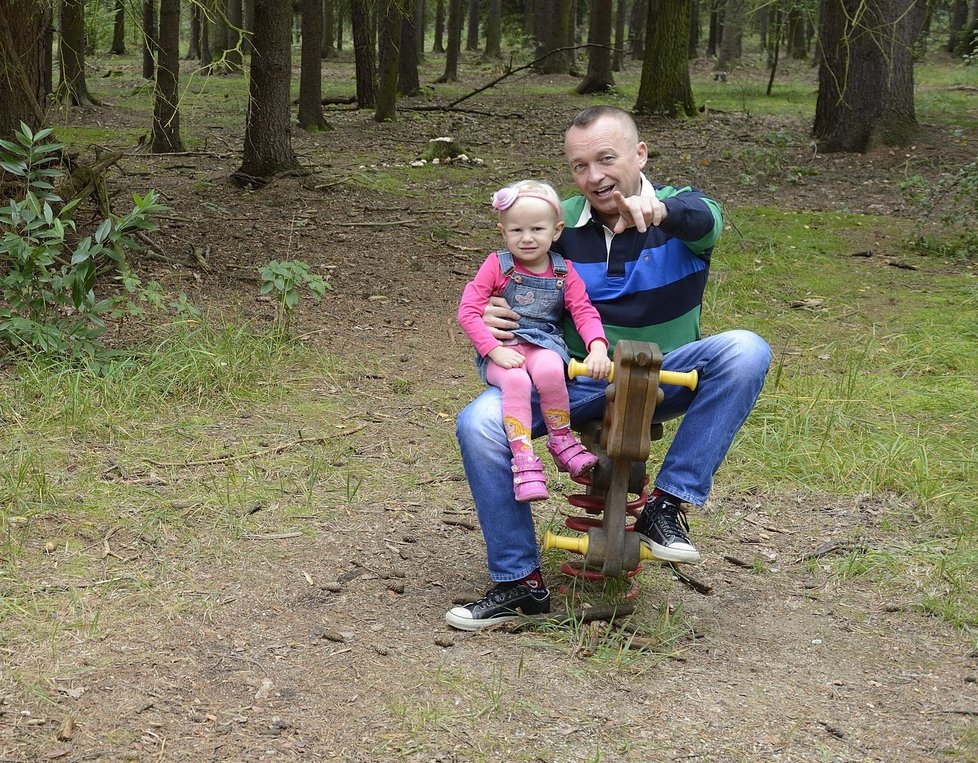 Strejda Karel ukazuje své neteři Janince, kam se má dívat.