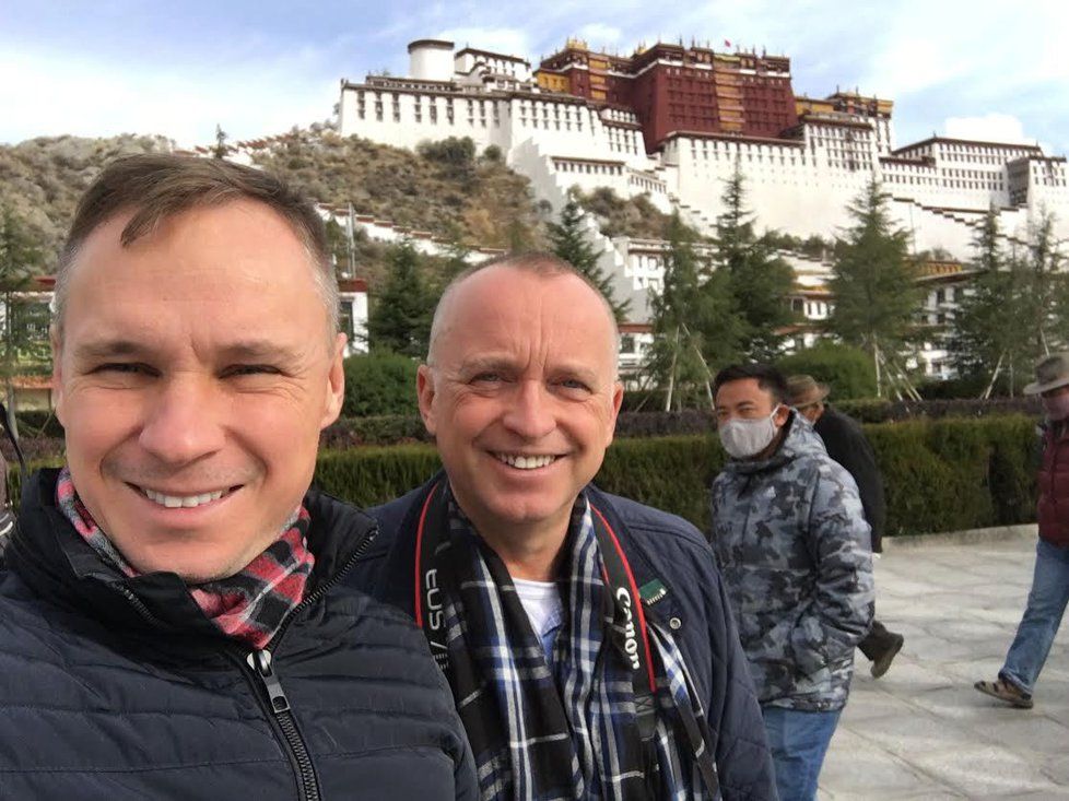 Karel dal na sociální síť fotografie z Tibetu, kde byl s Vladimírem.