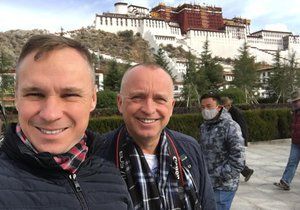 Karel dal na sociální síť fotografie z Tibetu, kde byl s Vladimírem.
