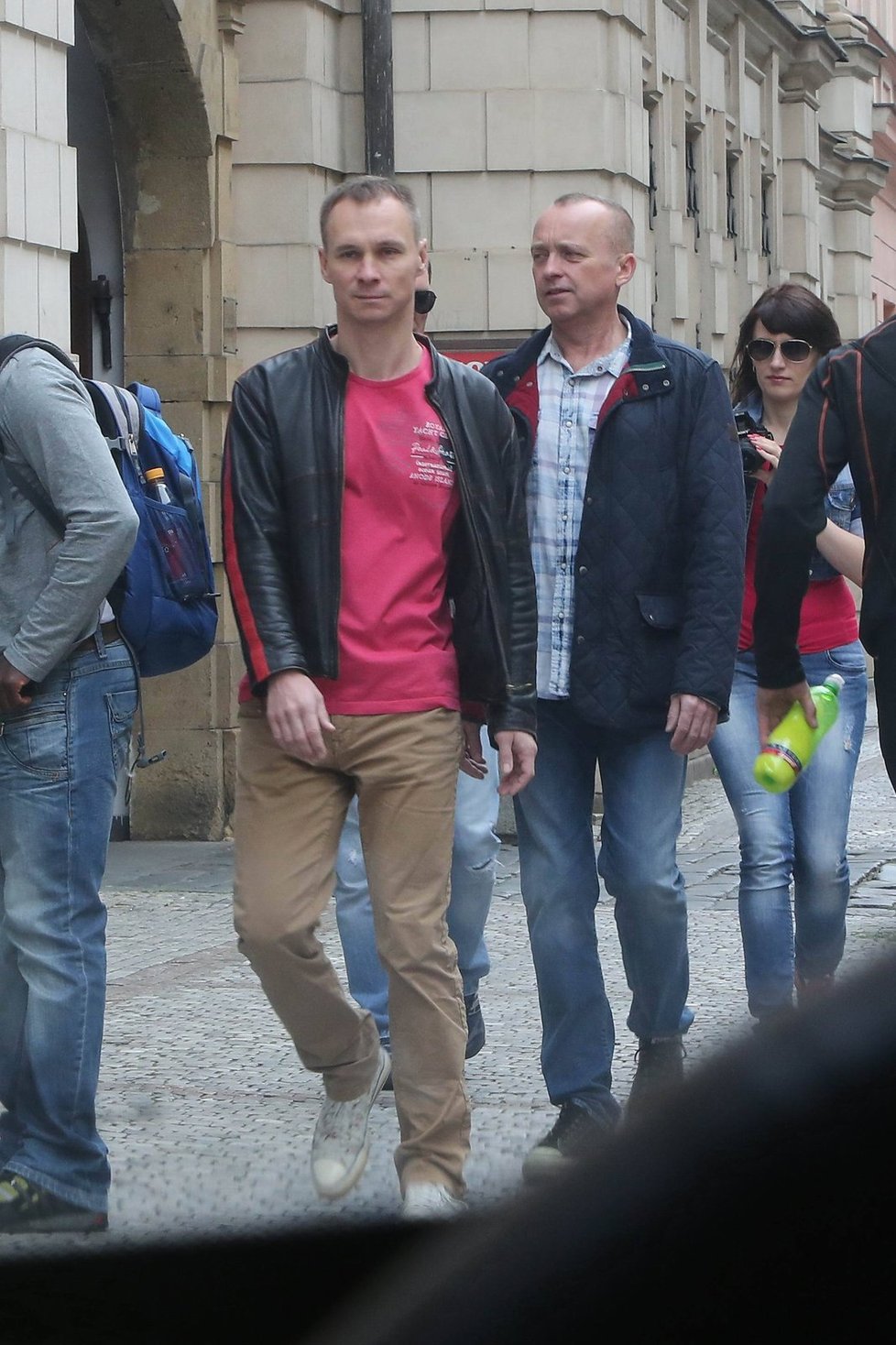2015: Pohotový fotograf zastihl Voříška a Řepku na společné procházce Prahou.