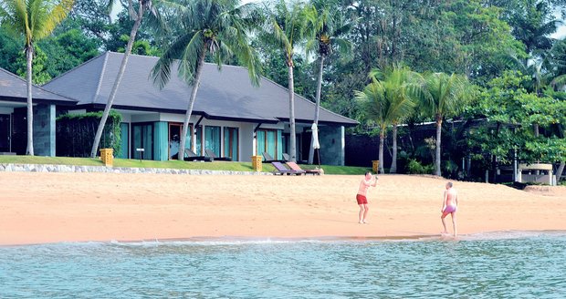 Voříšek se svým přítelem v letovisku, kde se denní teploty pohybují kolem 36 ºC