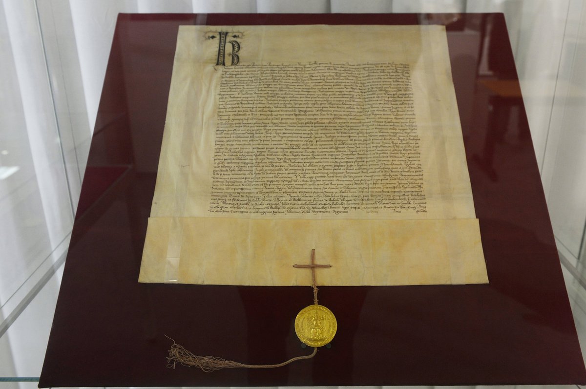 Listina z 1. září 1347 se zlatou pečetí uděluje pražským arcibiskupům, konkrétně Arnoštu z Pardubic, právo korunovat české krále, které předtím náleželo mohučskému arcibiskupovi.