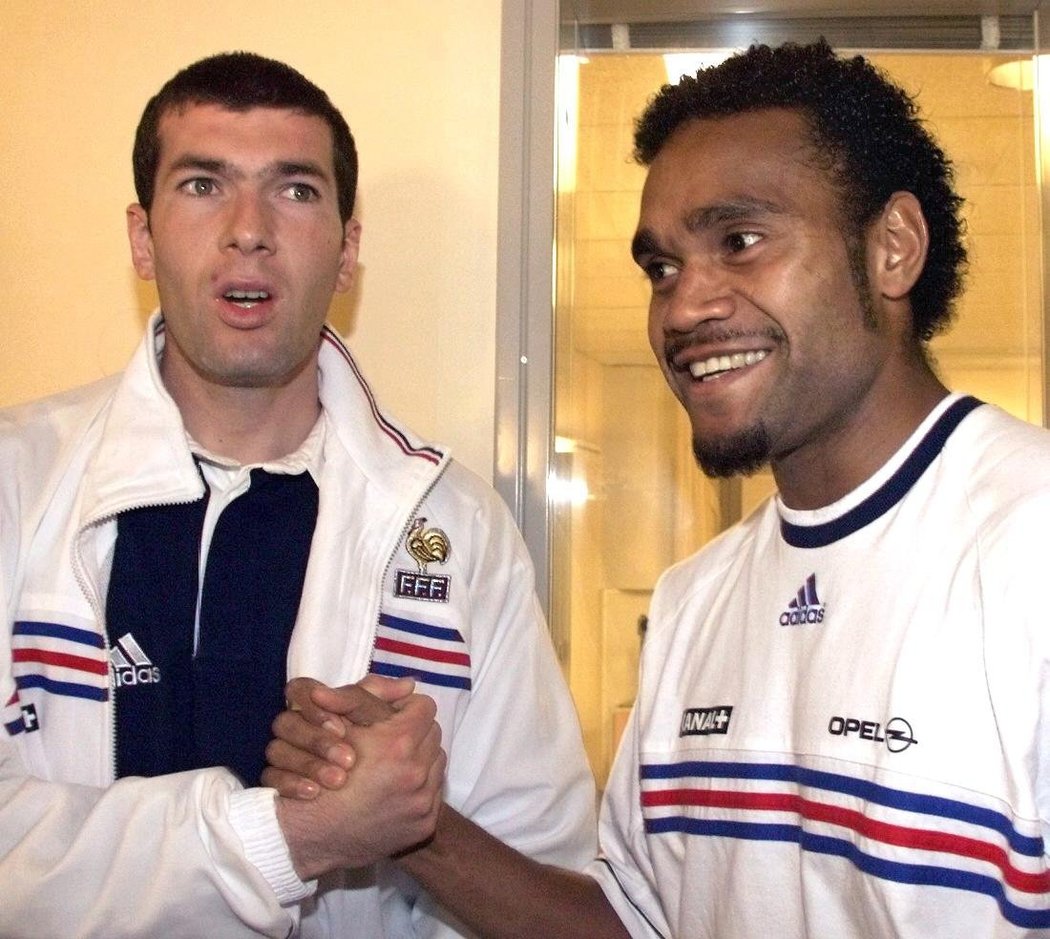 Christian Karembeu se zdraví s legendou Zidanem