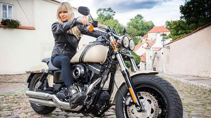 Pravnučka zakladatele Harley-Davidson povede pražskou spanilou jízdu