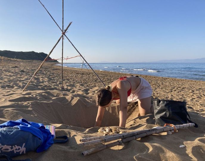 Dobrovolníci ráno zkoumají hnízda. Dobrovolníci ráno zkoumají hnízda.