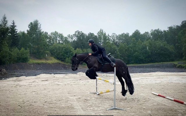 Jasmina, dcera Karin, miluje jízdu na koni