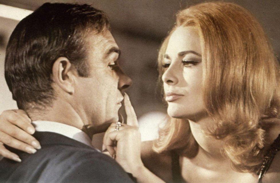 Karin Dor a Sean Connery v bondovce Žiješ jenom dvakrát