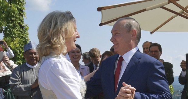 Křepčila s Putinem na své svatbě v Rakousku: Z ruské vesnice se exministryně stěhuje do Petrohradu 