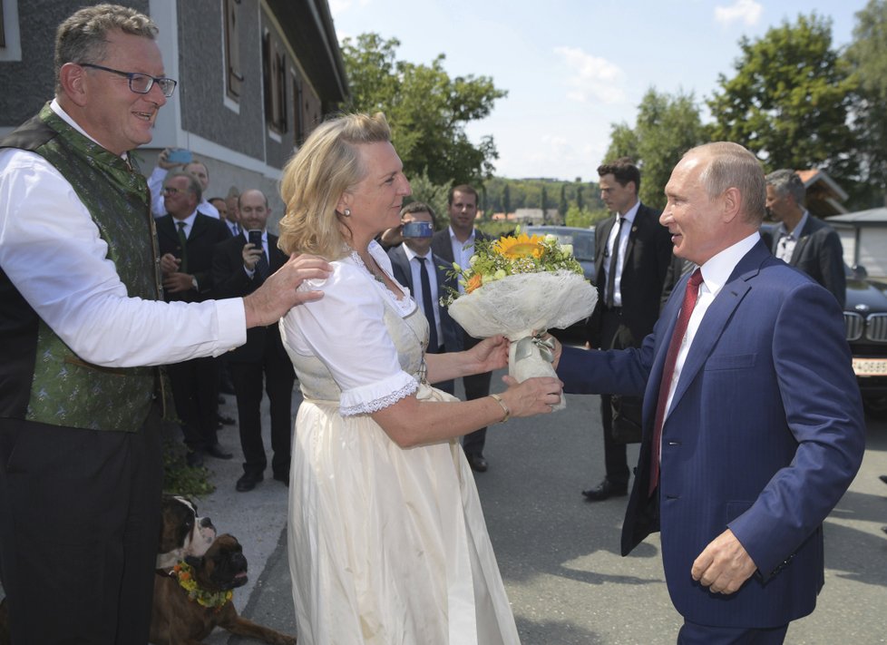 Na svatbu rakouské ministryně zahraničí Karin Kneisslové přijel i Vladimir Putin.