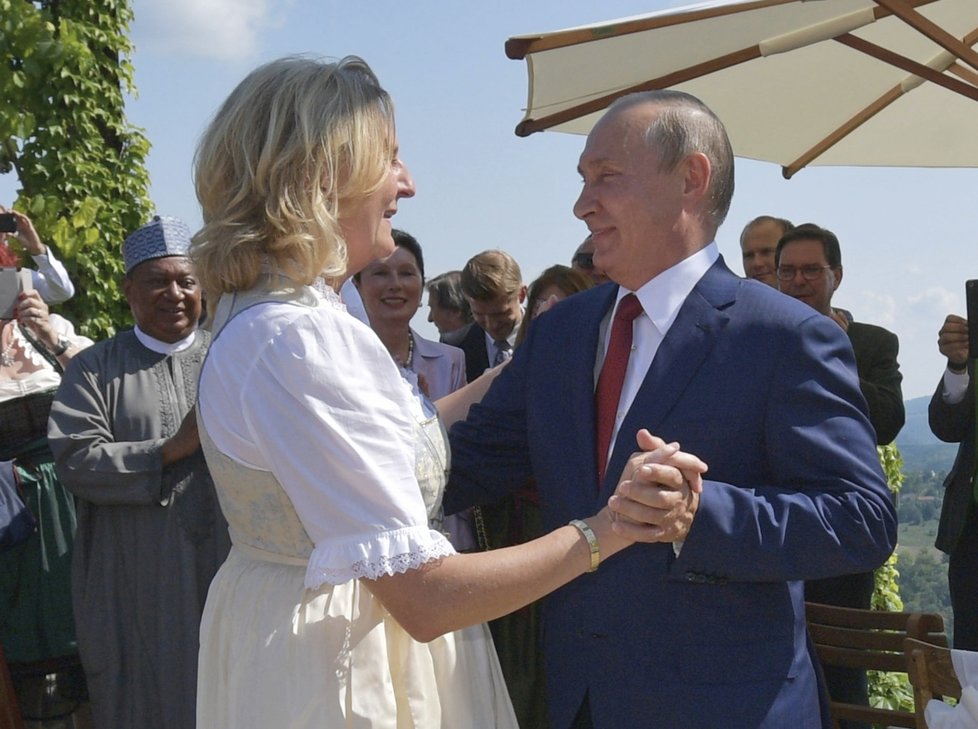 Na svatbu rakouské ministryně zahraničí Karin Kneisslové přijel i Vladimir Putin.