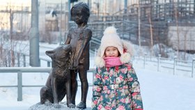 Karina Čikitová u své sochy ve městě Jakutsk.