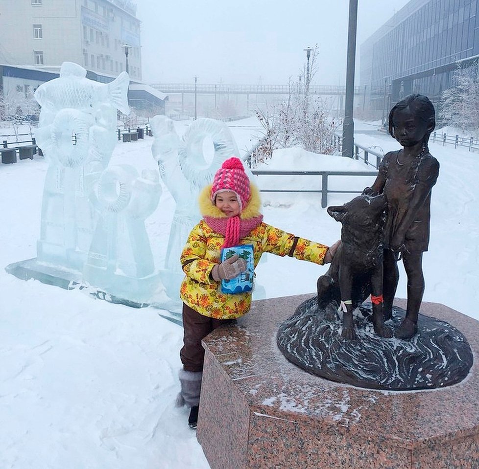 Karina Čikitová se svou sochou.
