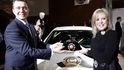 Karl-Friedrich Stracke šéf automobilky  Adam Opel a Susan Doherty prezidentka Chevrolet Europe,s cenou "Car of the Year 2012"