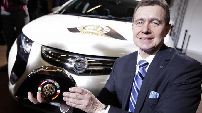 Karl-Friedrich Stracke. Šéf automobilky Opel předvádí cenu pro automobil roku, Opel Ampera