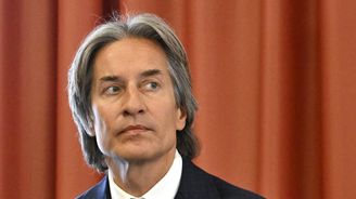 Exministr dluží půl miliardy a žije v luxusu s dědičkou Swarovski. Domácí vězení mu platí stát Exministr dluží půl miliardy a žije v luxusu s dědičkou Swarovski. Domácí vězení mu platí stát