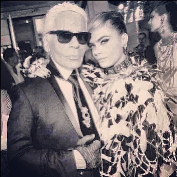 Cara Delevingne s velkým Karlem Lagerfeldem.