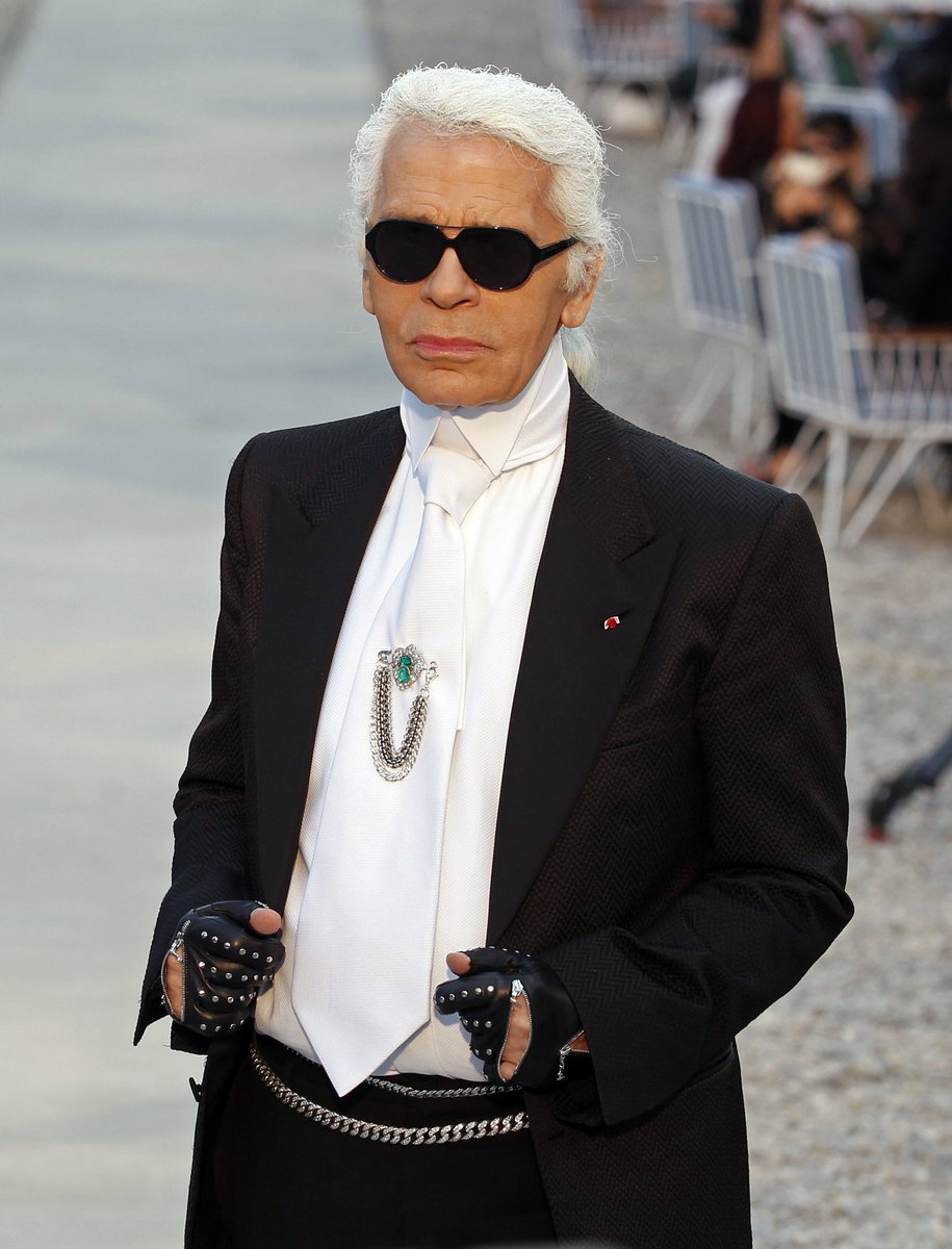Karl Lagerfeld představil svojí kolekci Cruise 2011/12 pro Chanel. Přehlídka se konala v zahradách hotelu Hôtel du Cap-Eden-Roc ve francouzském Cap d&#39;Antibes, nedaleko Cannes.