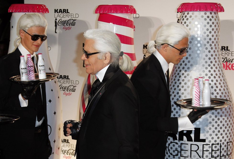 Karl Lagerfeld (uprostřed) a jeho naklonovaní &#34;lokajové&#34;
