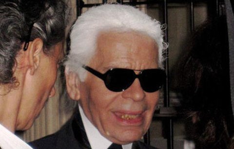 Karl Lagerfeld ukázal zkažené zuby ve strašlivém úsměvu