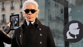 Karl Lagerfeld je velmi osobitý a moc dobře to o sobě ví.