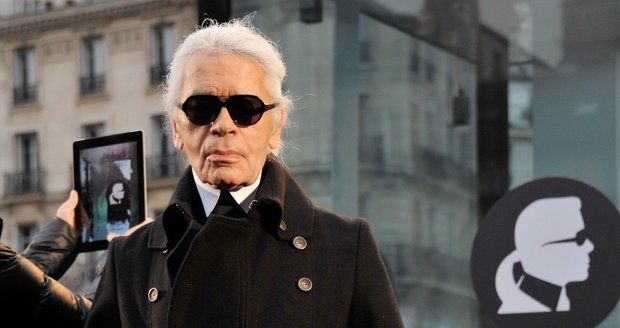 Karl Lagerfeld si může dovolit cokoliv a moc dobře to ví