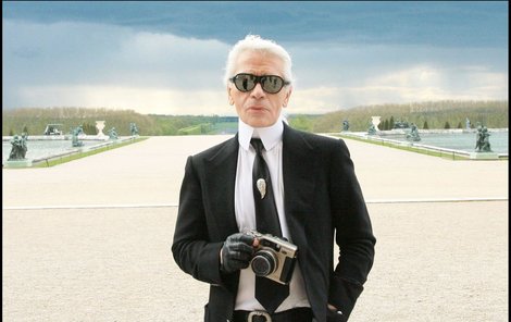 Poznávacím znamením dvorního návrháře Chanelu bylo jeho tmavé sako s límečkem, sluneční brýle a rukavice bez prstů. I ty se prodaly – 5 párů za více než 580 tisíc korun!