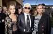 Karl Lagerfeld na přehlídce Chanel haute couture v roce 2016 po boku se svými múzami Carou Delevingne a Diane Kruger