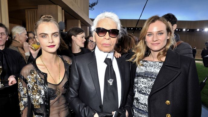 Karl Lagerfeld na přehlídce Chanel haute couture v roce 2016 po boku se svými múzami Carou Delevingne a Diane Kruger
