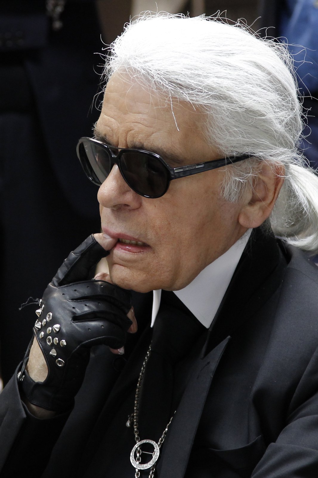 Lagerfeld si rukavice nasadil evidentně až po svých výrocích.