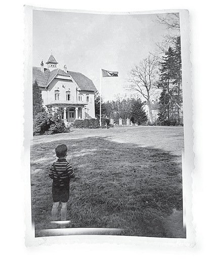 Malý Karl kouká na nacistickou vlajku nad rodinným sídlem.