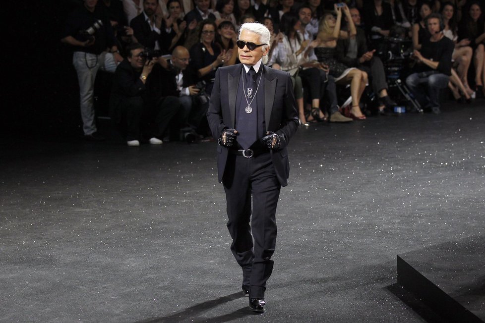 Lagerfeld se hřeje na výsluní, možná proto si stále nechává brýle