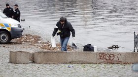 Policie našla Karlovo tělo u Jiráskova mostu.