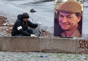 Policie našla na břehu Vltavy mrtvolu muže. Bratranec Karla Lawa Blesk.cz řekl, že věci nalezené u mrtvoly nepatří zmizelému Britovi.