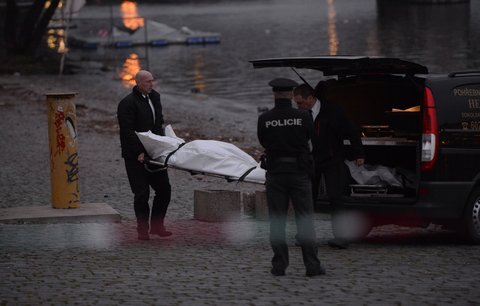 Z Vltavy v Praze vytáhli mrtvolu muže: Ve vodě byla už déle