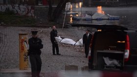 Mrtvola, kterou našla policie na břehu Vltavy u Jiráskova mostu, nepatří podle Steva Karlu Lawovi