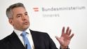 Rakouský kancléř Karl Nehammer chce odebrat státním firmám jejich zisky a rozdělit je občanům.