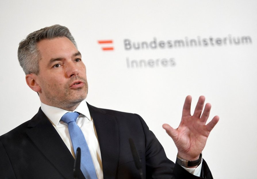 Rakouský kancléř Karl Nehammer představil opatření za šest miliard eur, která mají pomoci rakouským podnikům a domácnostem překonat vysokou inflaci.