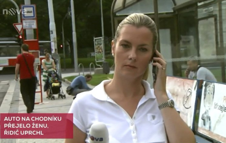 Karla Mráčková během reportáže v přímém přenosu telefonovala.