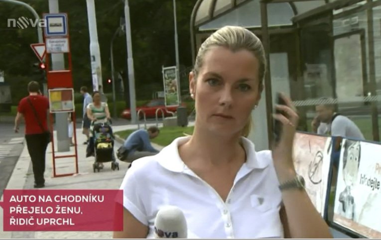 Karla byla v šoku, když na ní namířila kamera ve chvíli, kdy měla telefon u ucha.