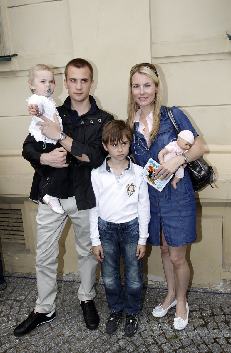 Karla Mráčková se syny Nikolou (19), Maximiliánem (10) a dcerou Karlou (2)