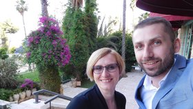 Karla Šlechtová při rozhovoru v Izraeli: „Paní ministryně, mohu si udělat foto?“ „Ano, samozřejmě. A chcete i selfie?“