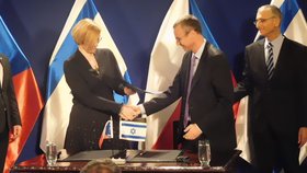 Ministryně Karla Šlechtová při podpisu memoranda v Izraeli