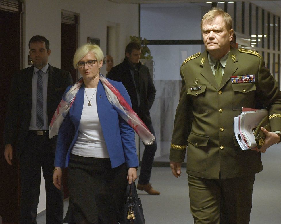 Ministryně obrany Karla Šlechtová (za ANO) se setkala s náčelníkem generálního štábu Josefem Bečvářem.