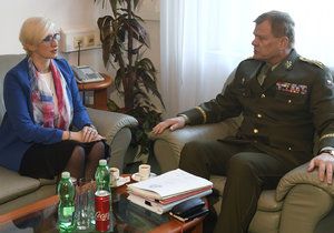 Ministryně obrany Karla Šlechtová (za ANO) se setkala s náčelníkem generálního štábu Josefem Bečvářem.