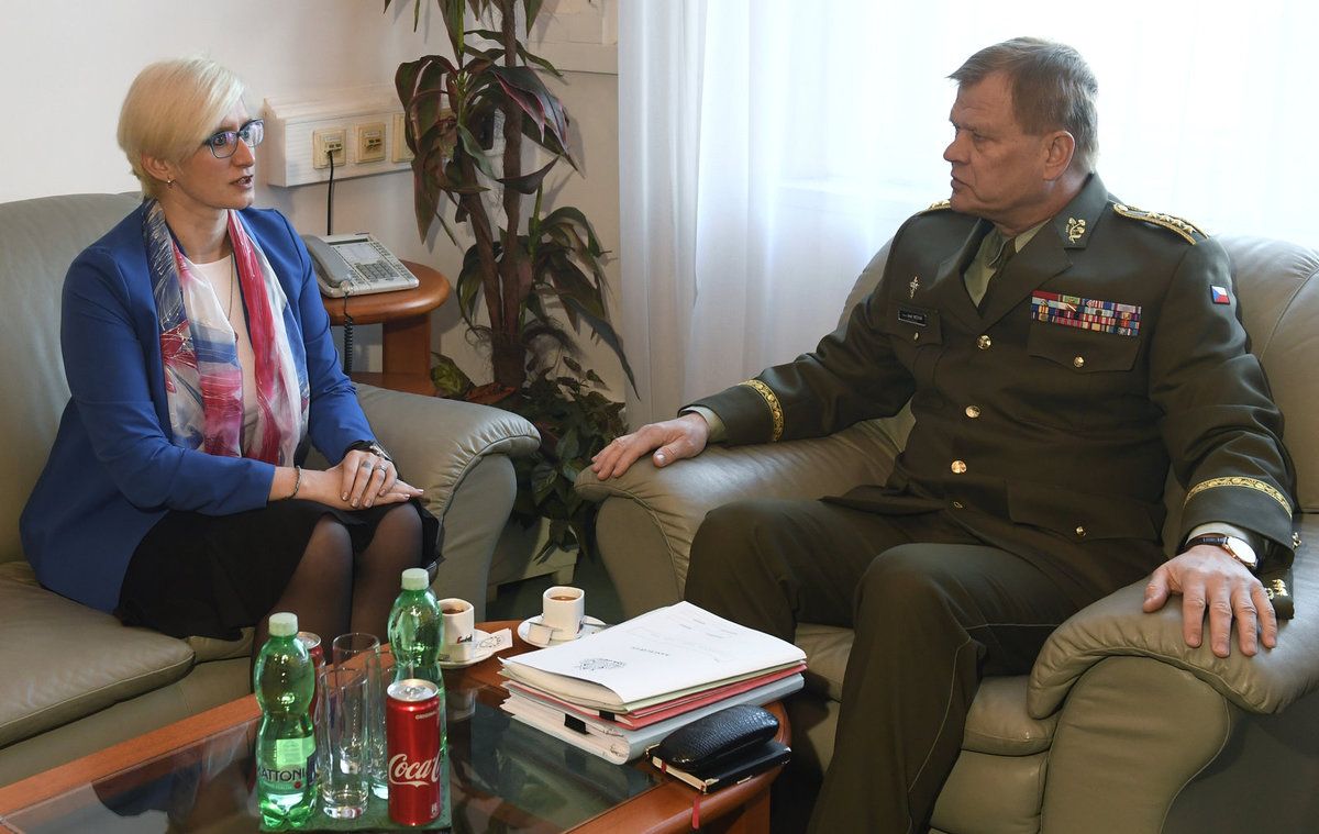 Ministryně obrany Karla Šlechtová (ANO) se setkala s náčelníkem Generálního štábu Josefem Bečvářem.